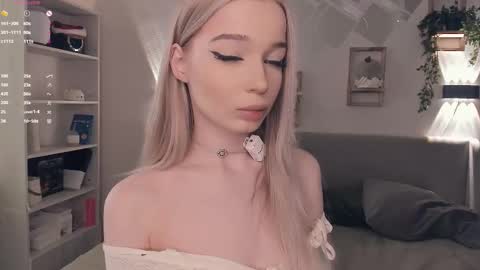 Stella  online show from March 31, 2026, 9:53 am