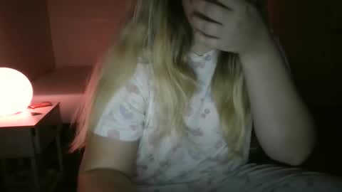 Elyse online show from November 12, 2025, 1:39 am