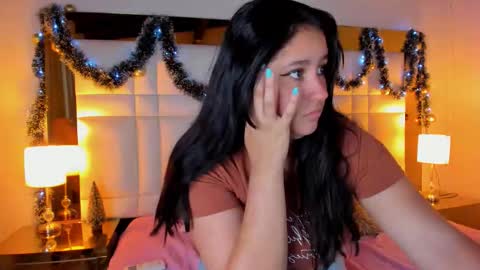 Sienna  online show from December 2, 2025, 12:10 pm