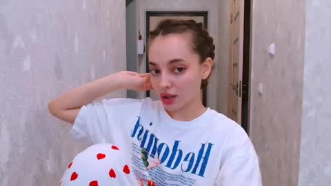 Sienna Mia online show from May 14, 2026, 1:07 pm