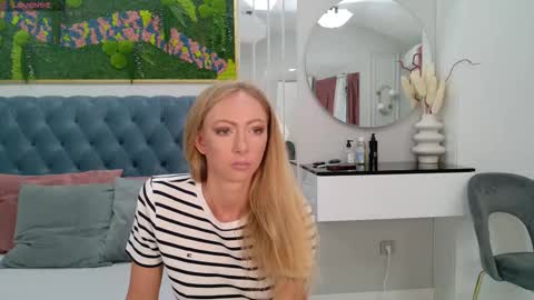 Sienna online show from September 14, 2025, 4:11 am