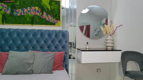 Sienna online show from November 17, 2025, 5:02 am