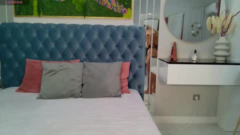 Sienna online show from January 17, 2026, 5:12 am