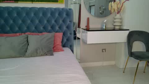 Sienna online show from February 25, 2026, 5:28 am