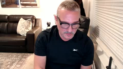 Snapshot of silveroli187 chatting on September 29, 2025, 4:01 pm silveroli187 online show from September 29, 2025, 4:01 pm