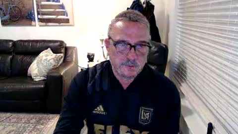 Snapshot of silveroli187 chatting on October 9, 2025, 3:32 pm silveroli187 online show from October 9, 2025, 3:32 pm