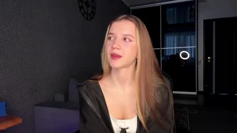 simikiss online show from May 13, 2026, 9:28 am