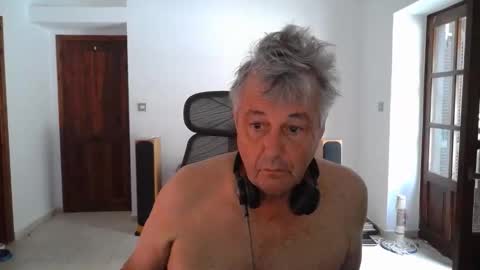 Snapshot of simonthenudist chatting on September 15, 2025, 4:01 am Simon online show from September 15, 2025, 4:01 am