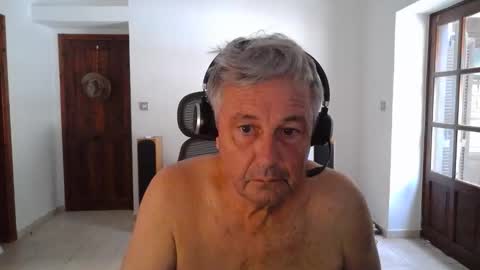 Snapshot of simonthenudist chatting on September 17, 2025, 4:14 am Simon online show from September 17, 2025, 4:14 am