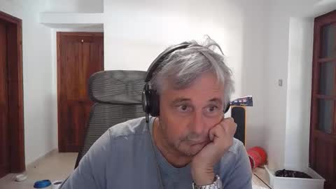 Snapshot of simonthenudist chatting on November 8, 2025, 9:31 am Simon online show from November 8, 2025, 9:31 am