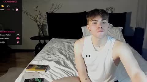 Snapshot of simonwnl chatting on March 4, 2025, 9:00 pm Simon online show from March 4, 2025, 9:00 pm