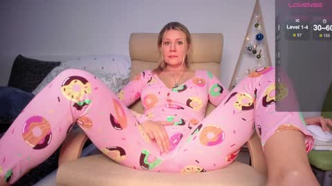 Snapshot of simply_sasha chatting on December 16, 2024, 2:47 am A present for me online show from December 16, 2024, 2:47 am