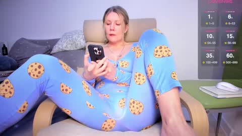 Snapshot of simply_sasha chatting on February 19, 2025, 2:55 am A present for me online show from February 19, 2025, 2:55 am