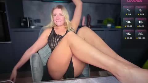 Snapshot of simply_sasha chatting on October 1, 2025, 6:36 pm A present for me online show from October 1, 2025, 6:36 pm