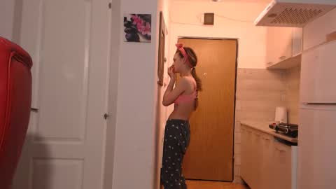 simyhvn online show from February 17, 2026, 5:37 am