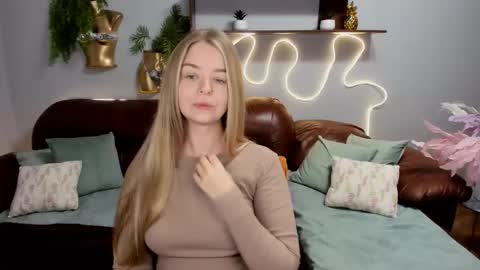 SirenaBloom online show from September 15, 2025, 4:23 am