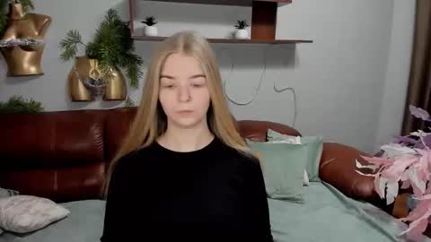 SirenaBloom online show from November 7, 2025, 4:45 am