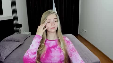 SirenaBloom online show from November 18, 2025, 9:36 am