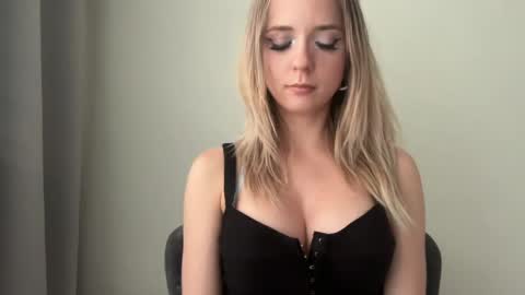 Snapshot of sisi_bunny chatting on June 1, 2026, 5:14 pm Sisi Bunny online show from June 1, 2026, 5:14 pm