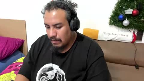 Snapshot of skinhell chatting on January 14, 2025, 2:40 am Elias online show from January 14, 2025, 2:40 am