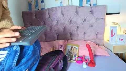 skye moore online show from October 1, 2025, 12:11 pm