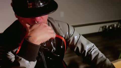 Slick online show from December 18, 2025, 3:23 am