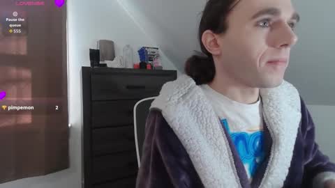 Natsu online show from December 5, 2025, 6:37 pm