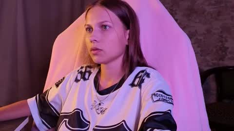 Snapshot of small_emma0 chatting on September 8, 2025, 4:28 pm Emma online show from September 8, 2025, 4:28 pm