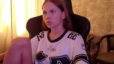 Snapshot of small_emma0 chatting on September 19, 2025, 2:51 pm Emma online show from September 19, 2025, 2:51 pm