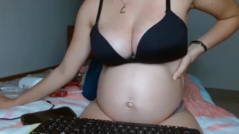 Snapshot of smallbrenda21 chatting on October 30, 2025, 10:43 pm brenda online show from October 30, 2025, 10:43 pm