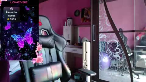 smile_cute_fox online show from April 6, 2026, 4:46 am