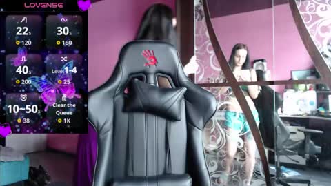 smile_cute_fox online show from April 20, 2026, 8:17 am