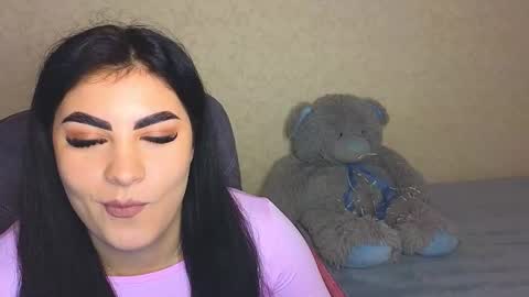 Olivia online show from November 21, 2025, 3:33 pm