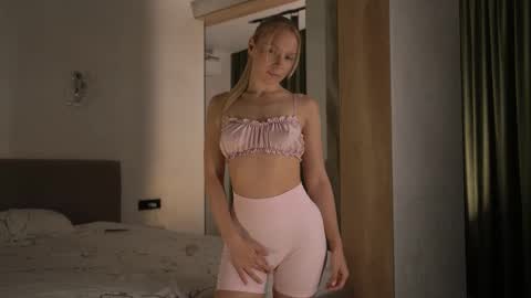 Candice Snow online show from October 25, 2025, 2:46 pm