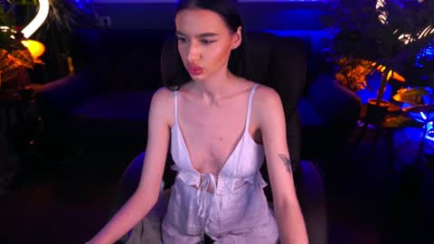 snow_whiteeex online show from January 16, 2025, 5:12 pm