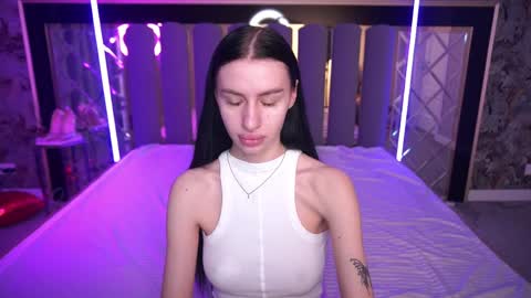 snow_whiteeex online show from April 6, 2026, 5:41 am