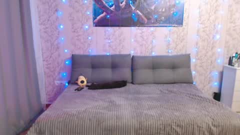 SnowWhate 00 online show from May 18, 2026, 6:47 pm