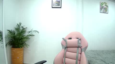 soffi_rousel_ online show from February 16, 2025, 11:37 pm