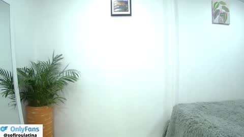 soffi_rousel_ online show from February 25, 2025, 5:25 pm