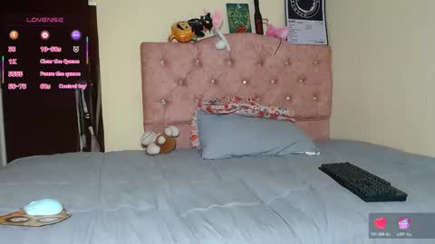 Soffy Moore online show from November 6, 2025, 3:40 am