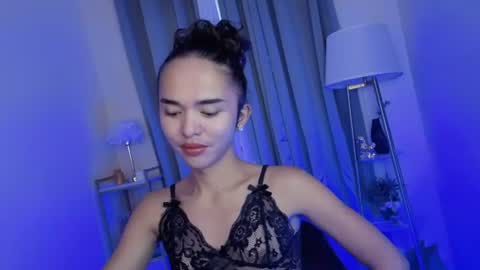 sofhia_love online show from June 13, 2026, 5:49 am