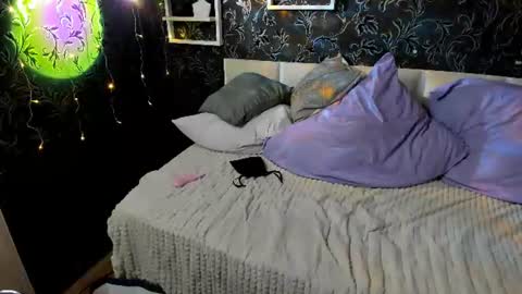 Sofia Lovvve online show from June 10, 2026, 6:34 am
