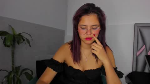 Sofa online show from September 17, 2025, 11:56 am