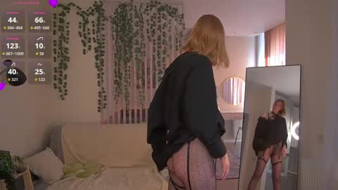 Sofia Help me overcome shynes with 100 thumbs up online show from April 2, 2026, 2:20 am