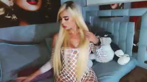 instagram    evalunavelez1. online show from January 10, 2025, 12:06 am