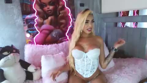 instagram    evalunavelez1. online show from January 15, 2025, 7:55 pm