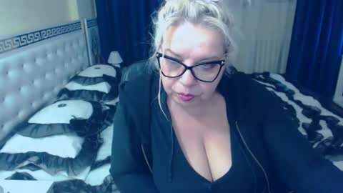 Snapshot of sonyamilf chatting on December 19, 2024, 5:29 pm Sonya online show from December 19, 2024, 5:29 pm