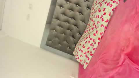 sophia_horny19 online show from October 7, 2025, 8:22 am