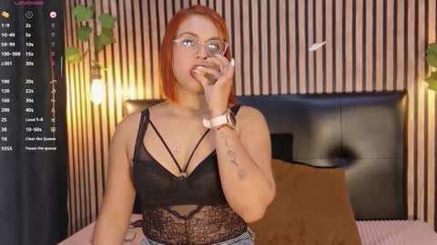 Snapshot of sophie_new25 chatting on September 18, 2025, 12:18 pm sophie_new25 online show from September 18, 2025, 12:18 pm