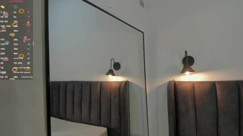 sophie_smith19 online show from April 6, 2026, 12:28 pm